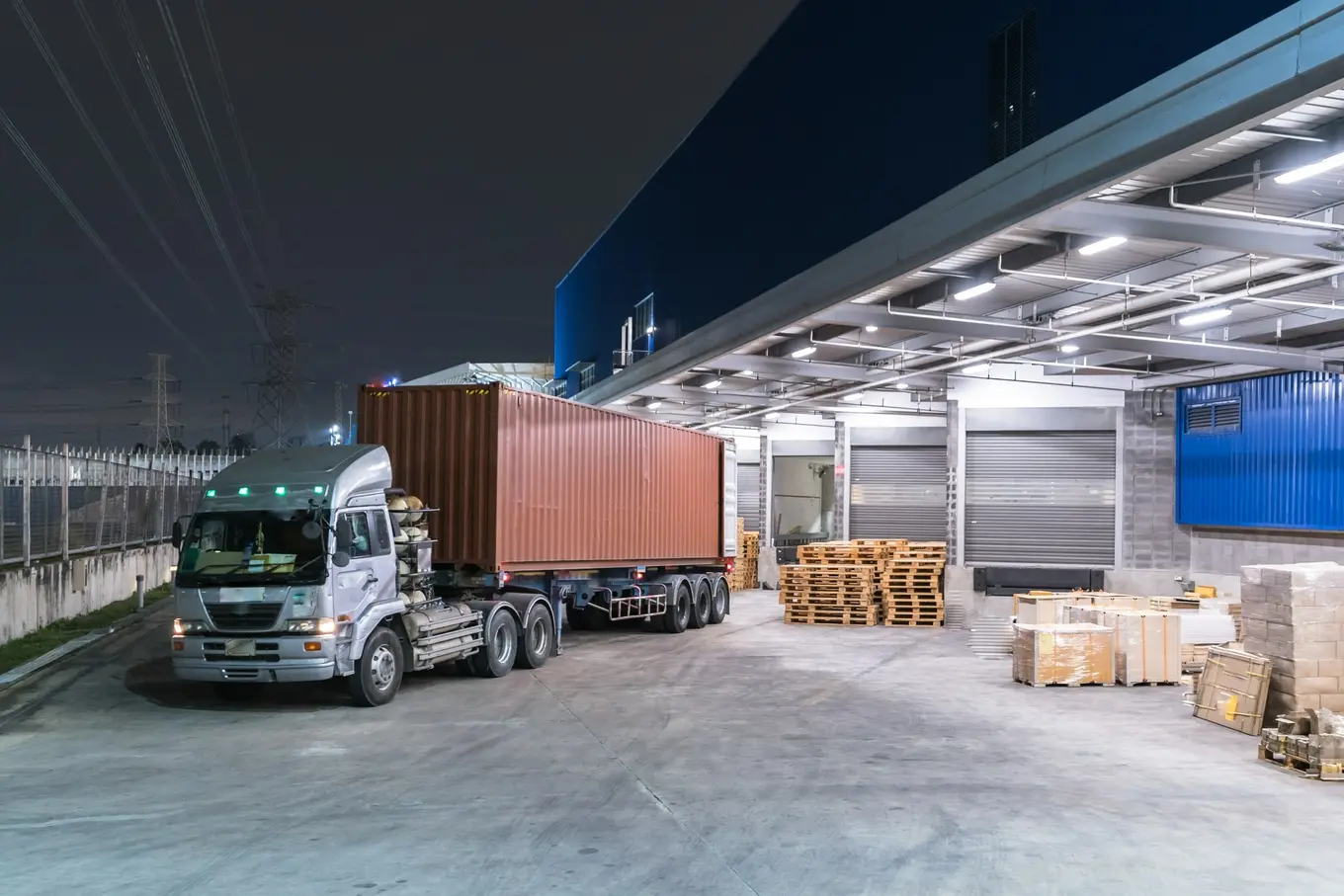 ciężarówka przed centrum logistycznym
